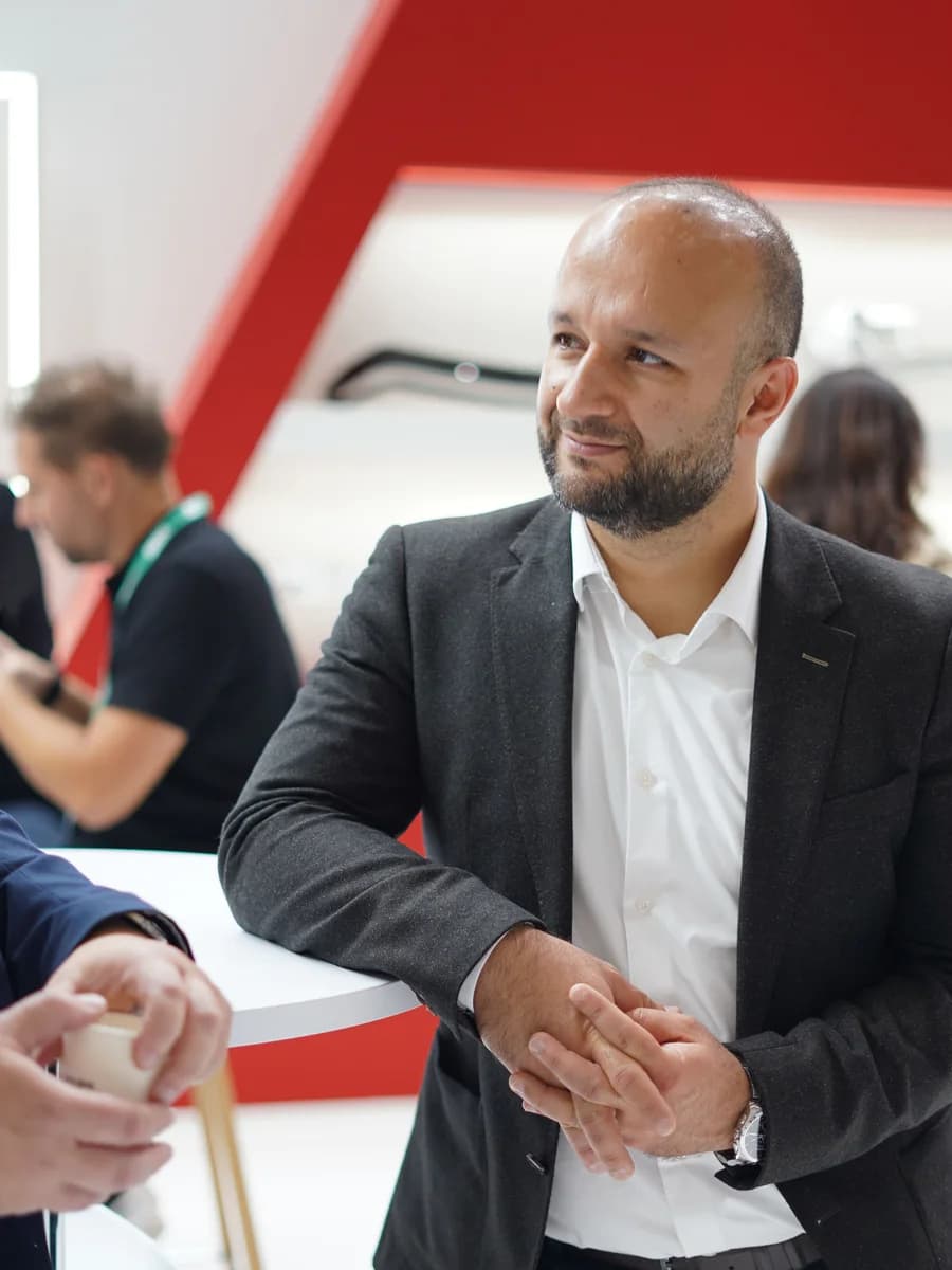 PolyTALENT auf Fachmessen im Industrieaustausch Mehmet Tarti, Geschäftsführer PolyTALENT, im Gespräch auf einer Fachmesse