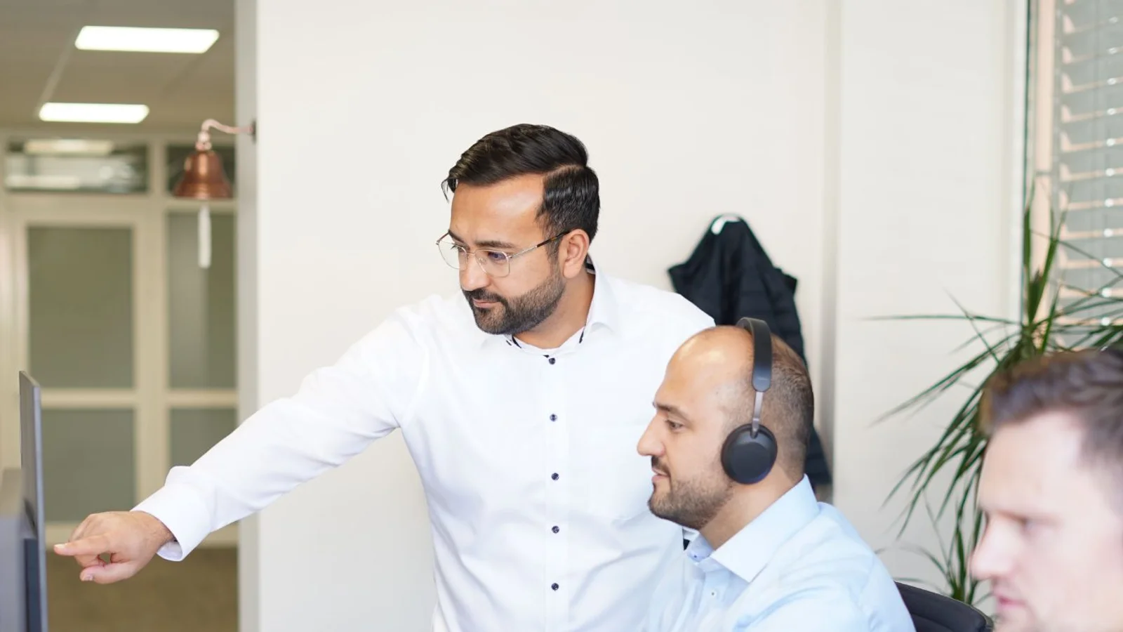 Das PolyTALENT Team im Arbeitsalltag Mitarbeiter von PolyTALENT während der Arbeit am Schreibtisch im Büro in Lohne