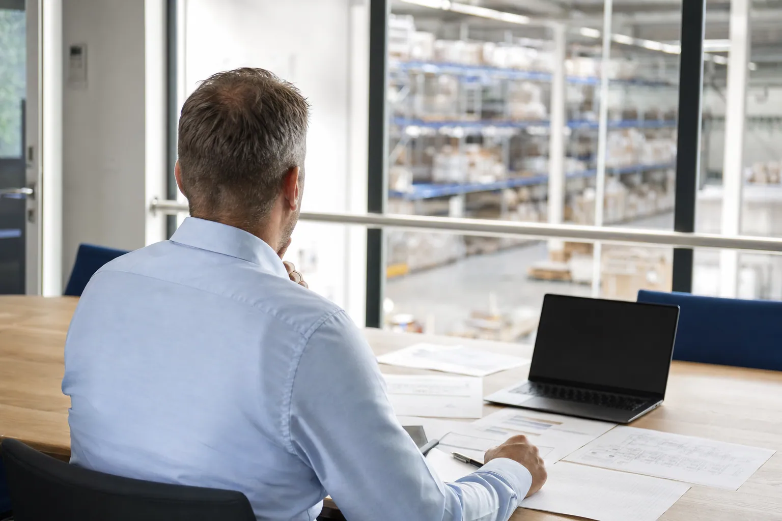 Supply Chain Manager bei der Abstimmung am Planungstisch