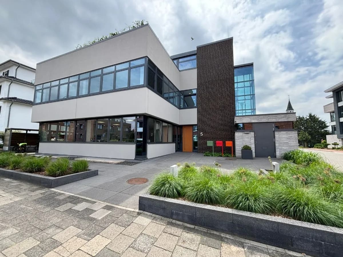 PolyTALENT GmbH Headquarter, Lohne (Oldenburg) PolyTALENT Headquarter in Lohne, Außenansicht des modernen Bürogebäudes an der Falkenbergstraße