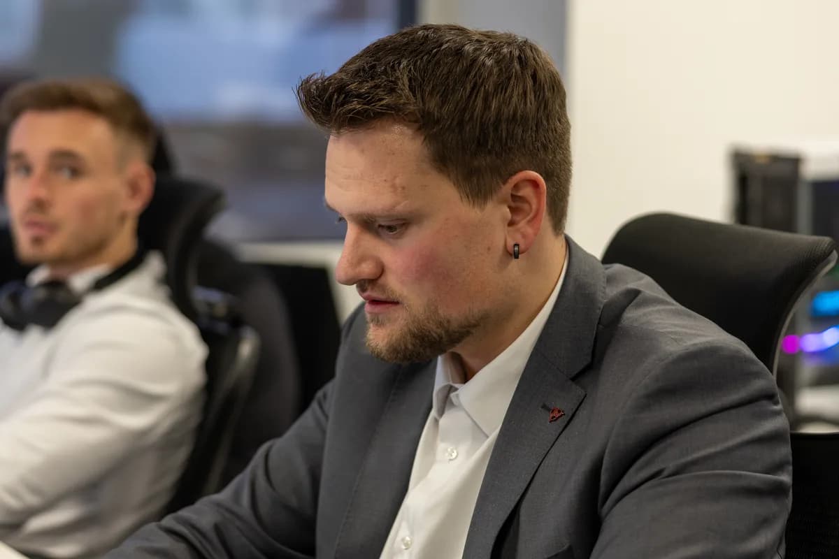 Quereinstieg als Personalberater bei PolyTALENT Personalberater von PolyTALENT bei der telefonischen Direktansprache am Arbeitsplatz in Lohne